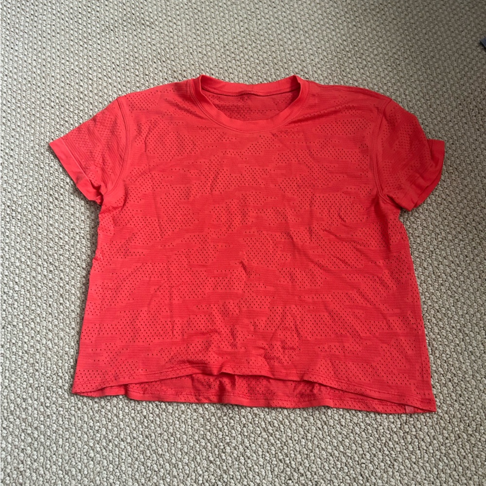 🧡 breathable lululemon shirt w/ descrete camo, only worn a couple times !!